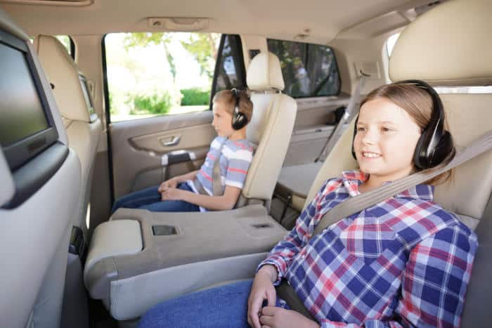 kids in car watching dvd player